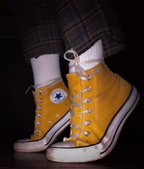 Yellow Converse Aesthetic, All Star Yellow, Fnaf Irl, Book Outfit Ideas, Converse Shoes Men, Shoe Reference, Converse Ideas, Converse Aesthetic, Yellow Converse