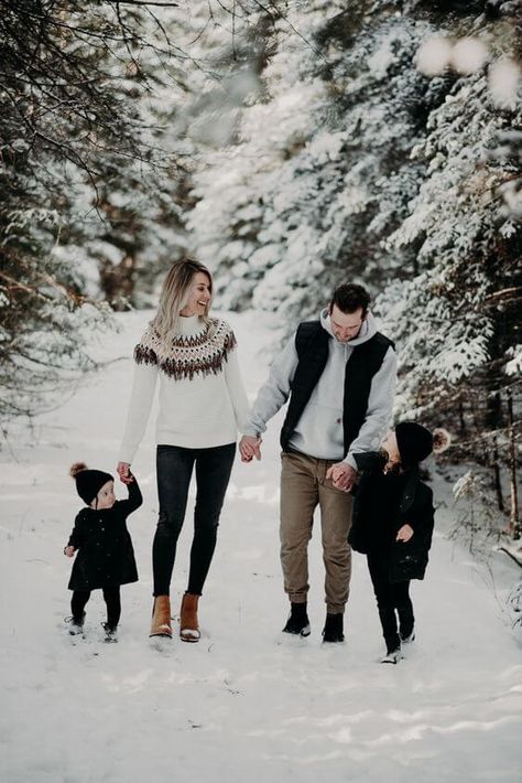 Family Of Three Winter Photos, Family Pics In Snow, Winter Photo Shoot Family, Winter Photo Session Outfits, Winter Family Pictures Outdoor, Winter Forest Family Photos, Winter Mountain Family Photos, Winter Wonderland Family Photoshoot, Cold Family Photos