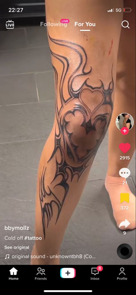 Zipper Spine Tattoo, Acl Surgery Scar Tattoo, Long Leg Tattoos For Women, Calf Women Tattoo, Y2k Leg Tattoos, Leg Tattoos Women Stencil, Black And White Leg Tattoos, Hip Thigh Tattoos Women Ideas, Knee Tats For Women