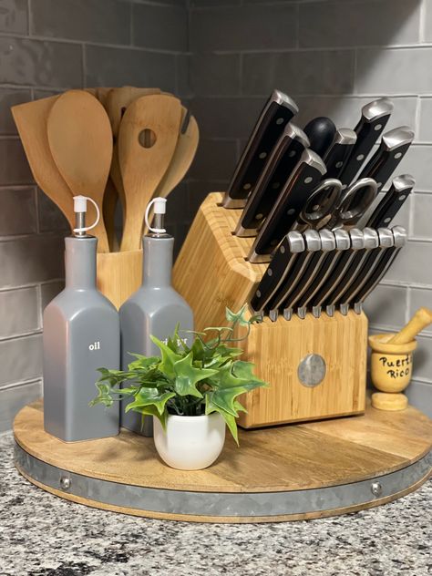 Simple Kitchen Accessories, Knife Set Kitchen Counter Decor, Knife Set Kitchen Counter, Kitchen Utensil Organization Countertop, Minimal Kitchen Counter Decor, Urban Rugs, Cabinet Decor Ideas, Kitchen Accessories Ideas, Kitchen Ideas Decor