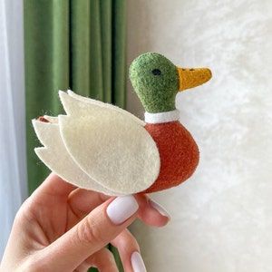 SweetBowWithLove - Etsy Canada Felt Mallard Duck, Felt Mallard Duck Pattern, Felt Duck Ornament, Duck Christmas Ornaments, Duck Gifts Diy, Duck Ornaments Diy, Christmas Ornaments Felt Diy, Easy Felting Projects, Felt Duck Pattern