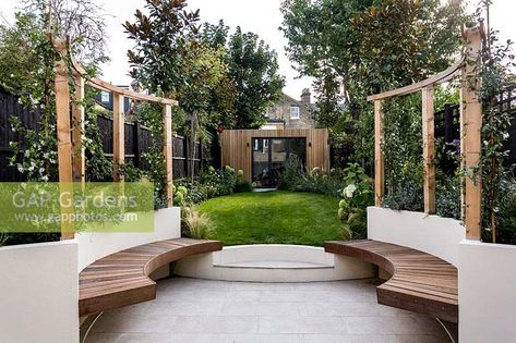 Raised Garden Bed With Seating, Raised Beds With Seating, Curved Garden Seating, Curved Raised Beds, Curved Pergola Ideas, Raised Decking Ideas Garden, Curved Garden Beds, Curved Outdoor Seating, Curved Garden Design