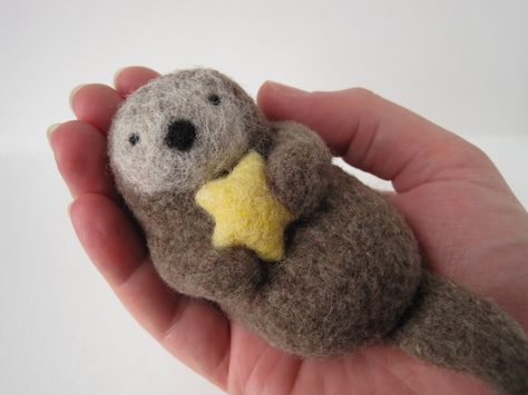 Adorable needle felted otter!  <3 Needle Felting Sea Creatures, Needle Felt Sea Creatures, Simple Needle Felting Ideas, Needle Felted Star, Needle Felted Gift Ideas, Needle Felting Tutorials Beginners, Wool Felting Ideas, Simple Needle Felting, Felted Fish