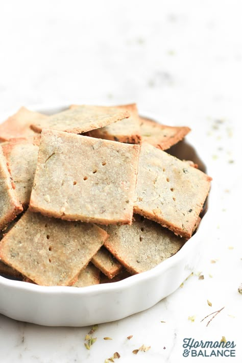 Herbed Qunioa Crackers Recipe Quinoa Flour Recipes, Herbed Quinoa, Gf Crackers, Filling Foods, Anti Candida Diet, Snacks Yummy, Quinoa Flour, Candida Recipes, Crackers Recipe