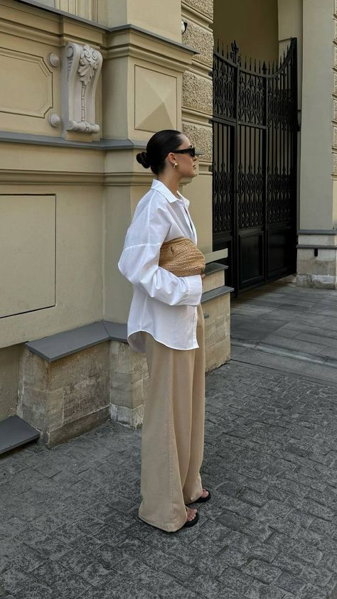 Gold Coast Outfit Ideas, Simple Minimal Outfits, Chic Hot Weather Outfits, Citizenship Ceremony Outfit Ideas, Beige Pants Outfit Casual, Australia Aesthetic Outfit, Style Désinvolte Chic, Casual Chic Summer, Elegant Outfit Classy