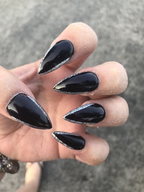 Black Nails With Silver Tips, Black And Silver Stiletto Nails, Pointy Black Nails, Black Chrome Nails, Blue Stiletto Nails, Monster Nails, Stiletto Nails Short, Black Stiletto Nails, Spooky Nails