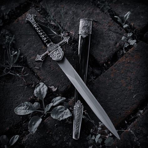 Dagger Aesthetic, Era Victoria, Knife Aesthetic, Medieval Aesthetic, Pretty Knives, Royalty Aesthetic, Royal Aesthetic, Fantasy Aesthetic, Throne Of Glass