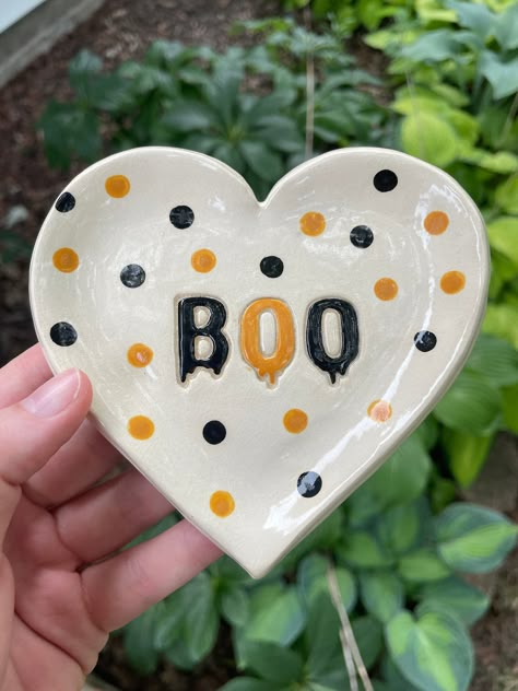 Super unique 🖤BOO🧡 dish, making for the  perfect classic halloween decor! Approximately 4.25 x 4.75 inches at its widest points Pottery Ideas Halloween, Halloween Clay Ideas Easy, Halloween Clay Craft, Cute Halloween Clay Ideas, Pottery Painting Ideas Halloween, Spooky Clay Ideas, Autumn Clay Ideas, Air Dry Clay Halloween Ideas, Halloween Pottery Painting