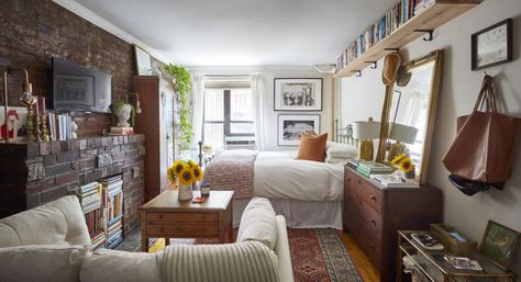 200-Square-Foot NYC Apartment Tour Photos | Apartment Therapy Studio Apartment 200 Sq Ft, 200 Ft Studio Apartment, 200sq Ft Studio, 200 Sq Ft Tiny House Interior, 200 Sq Ft Studio Apartment, 200 Sq Ft Studio, 200 Sq Ft Tiny House, Cosy Rooms, Tiny Studio Apartments