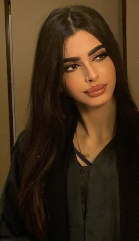 Arabic Eyebrows, Pretty Arab Girl, Arab Girl Makeup, Saudi Makeup, Arab Makeup, Arab Princess, Big Eyebrows, Arab Girl, Brown Hair Roblox