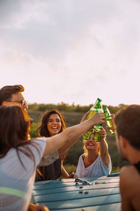 Beer Shot, Summer Beer, Beer Photography, Beer Photos, Beer Friends, Beer Cheers, Friends Drinks, Drink Photo, Foto Casual