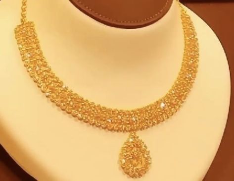 Jewellery Shoot Ideas, Gold Set Design, Gold Mala, Indian Gold Necklace Designs, Unique Gold Jewelry Designs, Bridal Jewelry Sets Brides, Bride Jewelry Set, Gold Bridal Necklace, Gold Jewelry Outfits