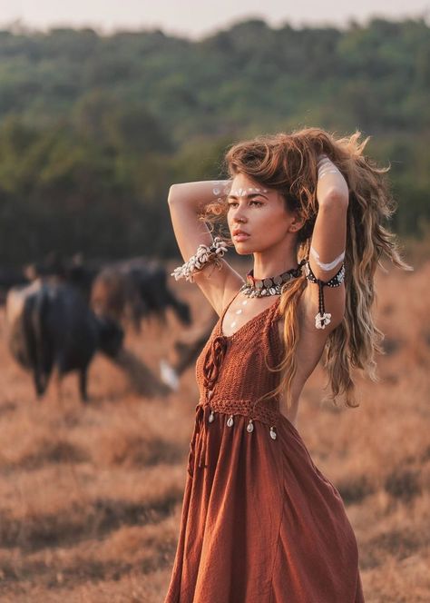 Boho Poses Bohemian Style, Nomad Aesthetic Fashion, Nomadic Fashion, Hippie Photoshoot, Bohemian Photoshoot, Nomad Fashion, Boho Woman, Look Boho Chic, Casual Attire For Women