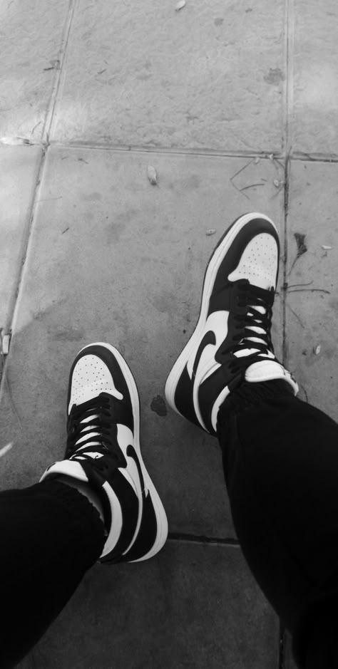 Sneaker Pose, Nike Shoes Photo, Sepatu Air Jordan, Zapatillas Nike Basketball, Jordans Aesthetic, Punk Style Outfits, Shoes Wallpaper, Nike Shoes Girls, Jordan Shoes Retro