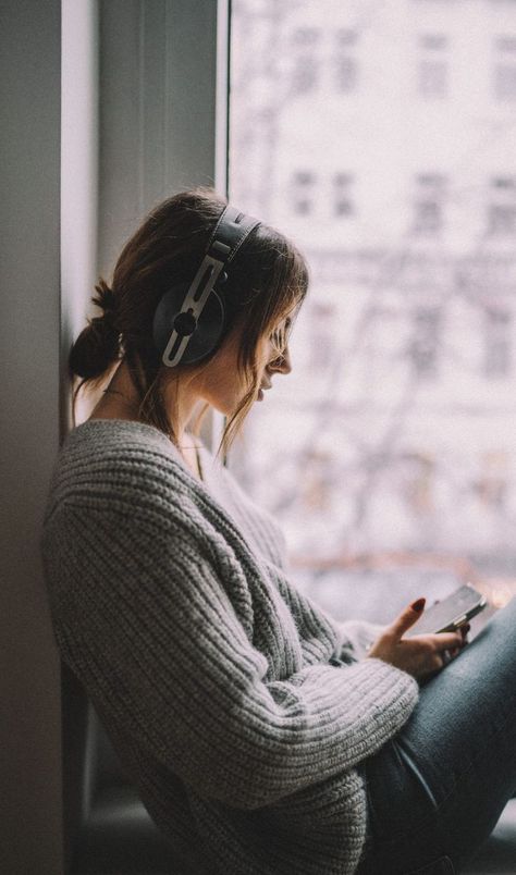 Women With Headphones, Wearing Headphones Aesthetic, Girl With Headphones Art, Headphones Aesthetic Girl, Neon Headphones, Woman With Headphones, Headphones Art, Headphones Aesthetic, Wearing Headphones