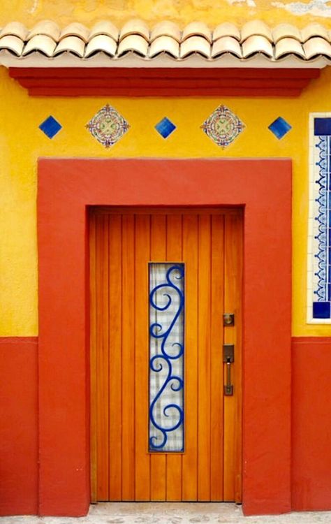 Bright Green House Exterior, Colorful Doors, Mexican Colors, Gorgeous Doors, Door Entryway, Cool Doors, Private Home, Door Gate, Old Doors