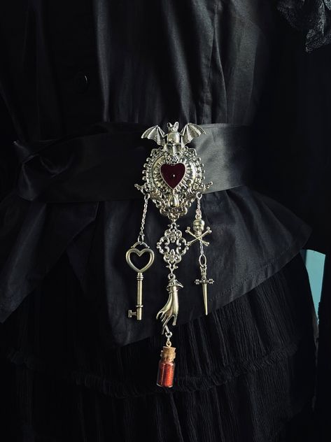 Vampire Jewelry Aesthetic, Vermont Aesthetic, Arcane Au, Vampire Accessories, Belts Aesthetic, Gothic Brooch, Vampire Style, Victorian Gothic Jewelry, Vampire Jewelry