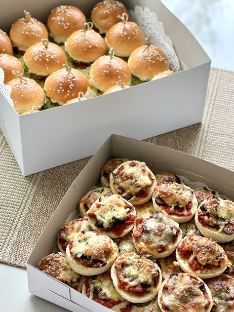 Food For Party Birthday, Mini Pizza Box Ideas, Pizza Catering Ideas, Bake Sale Packaging, Wedding Snacks, Lunch Catering, Healthy Lunch Snacks, Catering Ideas Food, Mini Sandwiches