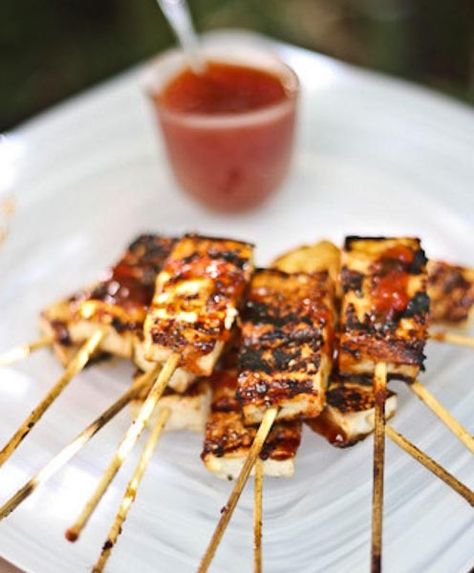 Grilled Tofu in Spicy Plum Barbecue Sauce Vegetarian Bbq, Vegan Grilling, Homemade Barbecue Sauce, Grilled Tofu, Vegan Bbq, Onion Relish, Food Fashion, Tofu Recipes, Frank Lloyd