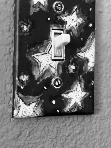 Light Switch Decor Diy, Decorated Light Switch Covers, Light Switch Cover Painting Ideas, Diy Room Decor Goth, Light Cover Painting Ideas, Star Themed Bedroom Aesthetic, Star Room Ideas, Light Switch Painting Ideas Aesthetic, Things To Print For Your Room