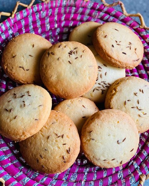 Pakistani Style Zeera Biscuits Recipe https://fooooods.com/pakistani-style-zeera-biscuits-bon_appetit_by_nadia Zeera Biscuits Recipe, Zeera Biscuits, Pakistani Sweets, Hot Chai Tea, Sweet Biscuits, Hot Chai, Pakistani Style, Tea Biscuits, Front Hair