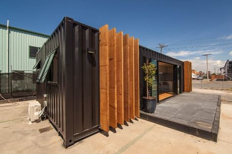 Container weekend house - Trendir Tiny House Furniture, Shipping Container Cabin, Container Cabin, Shipping Container Home, Container Buildings, Building A Container Home, Container Architecture, Weekend House, House Construction