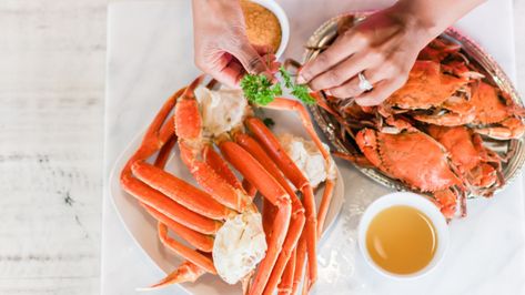 How to Cook Frozen Snow Crab Legs How To Boil Crab, Crab Legs Recipes, Cook King Crab, Crab Legs In The Oven, Crab Legs Boil, Steamed Crab Legs, Eating Snow, Seafood Dinner Ideas, Clams Recipe