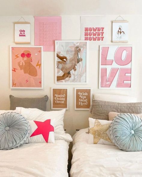 obsessed with this pink, blue, and gold dorm room at the university of texas austin!! loving the tie dye blankets, gallery wall, and vsco preppy aesthetic @audreyatienza on insta Pink And Blue Dorm, Zen Meditation Room, Dorm Room Color Schemes, Dorm Room Ideas For Girls, Pretty Dorm Room, Room Ideas For Girls, Industrial Loft Decor, Victorian Gothic Decor, Dorm Room Colors