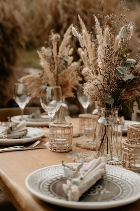 Tan And Green Wedding Table Settings, Feather Arrangements Wedding, Simple Boho Wedding Table Setting, Elopement Style Wedding Dress, Boho Table Arrangements Wedding, Dried Flowers Boho Wedding, Boho Plate Chargers, Wedding Decorations Dried Flowers, Small Vase Wedding Decor