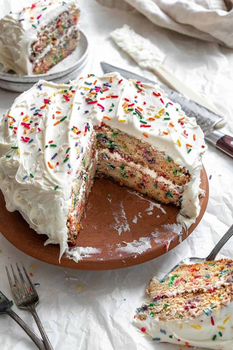 Vegan Birthday Cake [Funfetti Cake] - Plant-Based on a Budget Vegan Funfetti Cake, Birthday Cake Funfetti, Cake Funfetti, Vegan Pies Recipes, Plant Based Dessert Recipes, Vegan Vanilla Cake, Mcdougall Recipes, Vegan Birthday, Vegan Birthday Cake