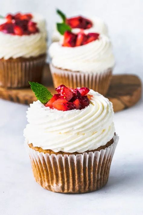 Strawberries And Cream Cupcakes, Mocha Cupcakes, Summer Cupcakes, Cupcakes Filled, Baking Journal, Cream Cupcakes, Strawberry Jelly, Strawberry Cupcakes, Pastry Cream