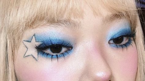 Red And Blue Makeup Looks, Blue Heart Makeup, Pop Star Makeup, Alien Core, Dolly Makeup, Star Eyeshadow, Funky Makeup, Swag Makeup, Star Makeup