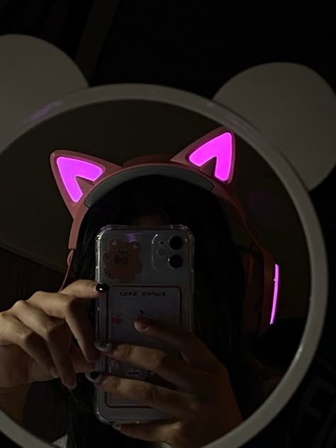 Cat Ear Headphones Aesthetic, Gamer Vibes, Grunge Icon, Cat Headphones, Girl With Headphones, Girly Dp, Iphone Life Hacks, Creative Photography Techniques, Glam Photoshoot