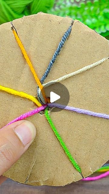 Crafts With Leftover Yarn, Cardboard Yarn Crafts, Creative Useful Crafts, Yarn And Cardboard Craft, Yarn Bookmarks Diy Easy, Cardboard And Yarn Crafts, Weaving Activities For Kids, Kids Projects Easy Creative Crafts, Easy Crafts To Sell Diy