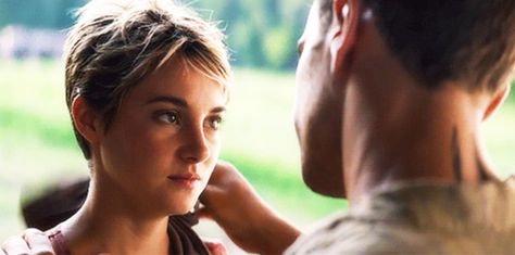 Tobias seeing tris for the first time after she  cuts her hair #insurgentmovie Insurgent Movie, Divergent Book Series, Rosa Salazar, Insurgent Quotes, Tris And Four, Tris Prior, Divergent Quotes, Divergent Funny, Divergent Trilogy