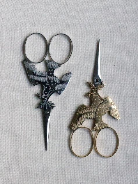 Scissors Hand, Vintage Scissors, Vintage Sewing Notions, Dental Instruments, Embroidery Materials, Embroidery Transfers, Embroidery Patterns Vintage, Embroidery Scissors, Embroidery Patterns Free