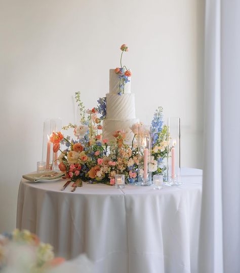 this! cake! meadow! Planning and design @gatheringsbyelle Cake @abakeshop Photo @chelsandiesphoto Florals @lbweddingdesigns Rentals @eventrentsaz Video @wedcophotoandfilm Cake Meadow Flowers, Cake Table Flowers, Cake Meadow, Cake Florals, Wedding Dessert Table Decor, Garden Party Cakes, Pastel Desserts, Party Cake Table, Wedding Cake Display