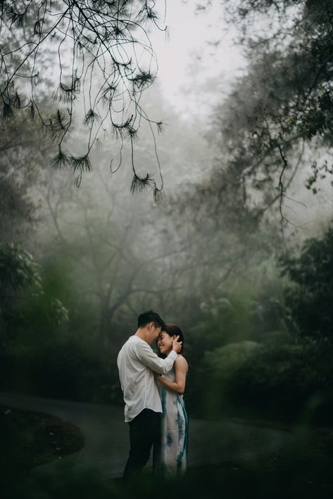 Prewedding Photography Forest, Ide Prewedding, Pre Shoot, Wedding August, Forest Village, Wedding Forest, Lake Photoshoot, Fall Engagement Pictures, Photoshoot Outdoor