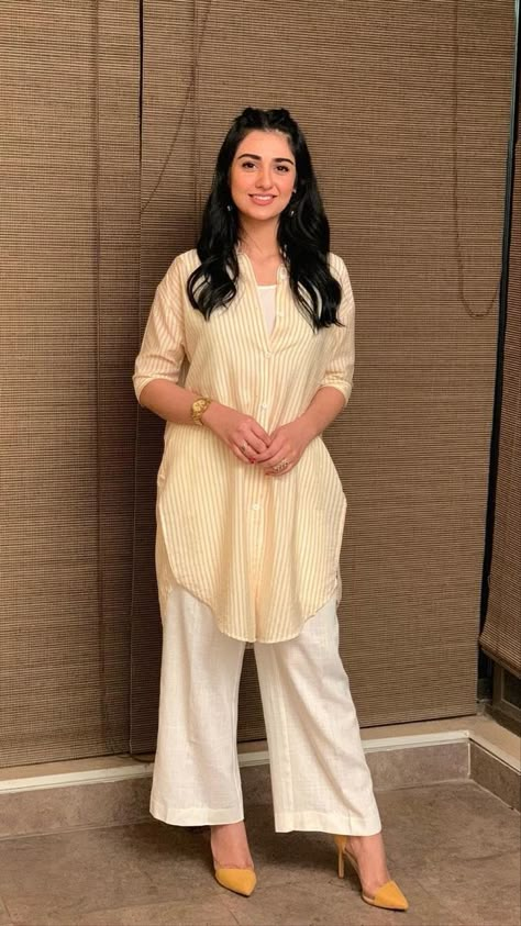 Style Outfits Summer, Summer Vibes Aesthetic, Sarah Khan, Aesthetic Summer Outfits, Trendy Outfits Indian, Simple Kurta Designs, Casual Indian Fashion, Pakistani Fancy Dresses, Beautiful Pakistani Dresses