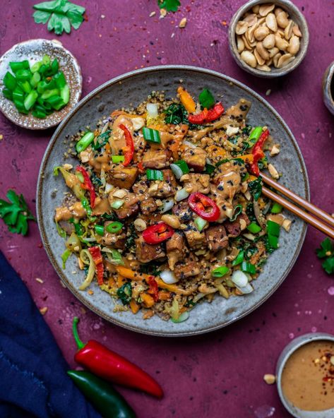 Quinoa Stir Fry, Tamari Sauce, Toasted Sesame Seeds, Chilli Sauce, Happy Skin, Peanut Sauce, Tempeh, Cooking Inspiration, How To Cook Quinoa