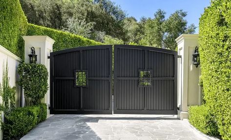 Entrance Gates Driveway, Estate Gates, Gate Designs Modern, Beverly Hills Houses, Driveway Design, Front Gate Design, Entrance Gates Design, House Gate Design, Hidden Valley