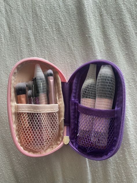 Real Techniques Mini Brushes, Mini Cosmetics, Mini Makeup Bag, Minimalist Makeup, Money Girl, Makeup List, Pill Container, Makeup Board, Luxury Cosmetics