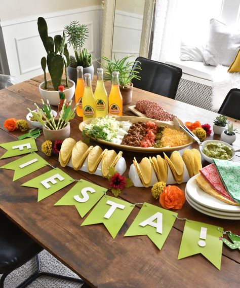 Taco Table Party Ideas, Taco Decorations, Taco Tuesday Birthday, Taco Night Ideas, Taco Table, Cinco Party, Party Tacos, Taco Party Decorations, Taco Board