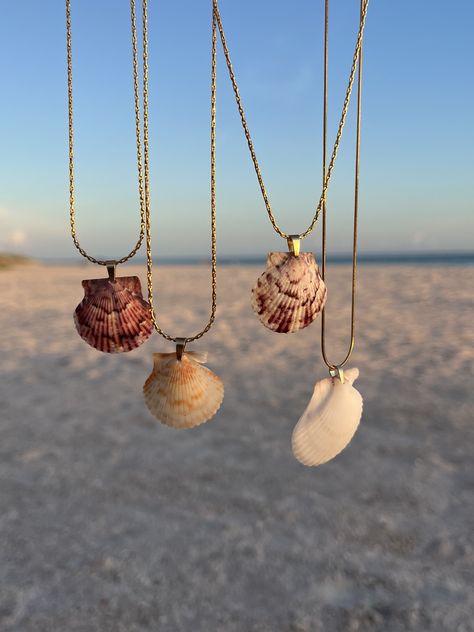 Homemade Seashell Necklace, Homemade Seashell Jewelry, Beach Shell Necklace, Seashells Jewelry Diy, Homemade Shell Necklace, Shell Jewellery Diy, Diy Seashell Necklace, Seashell Necklace Aesthetic, Sea Shell Jewelry Diy