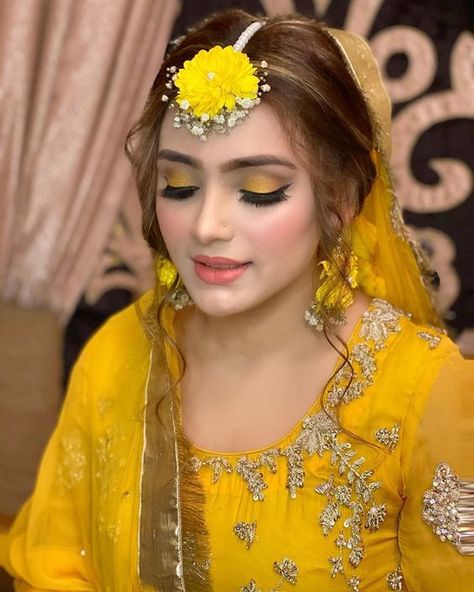 Wearing a Tikka completes the bridal look. Whether it’s the pre-bridal function or the main #wedding, no #bridal look is complete without this one fashion #accessory. But why to stick to the same old simple designs when you have so many alternatives available. Have a look at these gorgeous Tikka alternatives which brides can try on various functions…. #Threads Mehndi Jewellery, Mehndi Makeup, Makeup Artist Course, Party Eye Makeup, Bridal Mehndi Dresses, Wedding Flower Jewelry, Indian Bride Makeup, Yellow Makeup, Pakistani Bridal Makeup