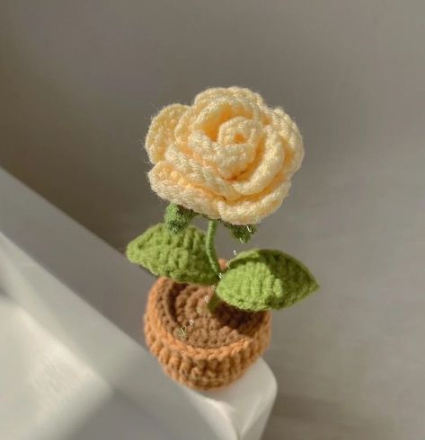 #crochet Crochet Yellow Flower, Rose Pot, 40s Mode, Crochet Yellow, Yellow Rose Flower, Crochet Leaf Patterns, Pretty Crochet, Crochet Stitches Guide, Crochet Cat Pattern