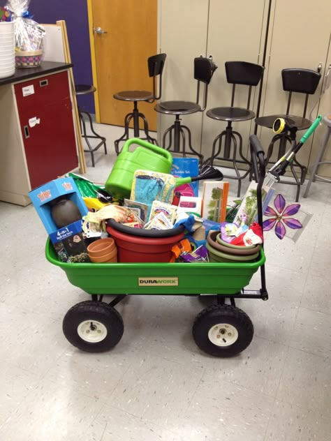 School raffle basket. Garden theme. Tricky Tray Baskets, Silent Auction Basket, Tricky Tray, Auction Gift Basket Ideas, Chinese Auction, Fundraiser Baskets, Theme Baskets, Silent Auction Baskets, Gardening Gift Baskets