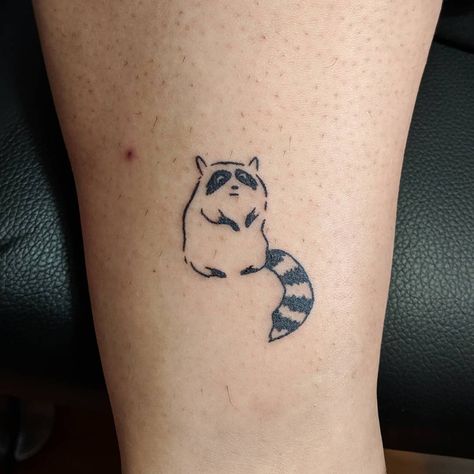 Raccoon friend for Ella! From my quickie doodle flash 🦝 Simple Raccoon Tattoo, Small Raccoon Tattoo, Raccoon Tattoo Ideas, Hase Tattoos, Racoon Tattoo, Raccoon Tattoo, Back Of Shoulder Tattoo, Cute Little Tattoos, Cute Tiny Tattoos