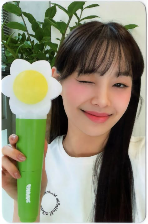 CHUU - Lightstick POB Photocard Scan (credit to pika_chuuves on twitter) New Jeans Lightstick Photocard, Yena Lightstick, Chuu Flip That Photocard, Loona Photocard Back, Chuu Photocard, Loona Flip That Photocards Scan, Chuu Photocard Scan, Loona Album Scan, Lightstick Kpop