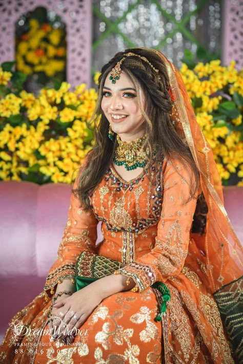 Function Hairstyles, Girls Hair Style, Pakistani Bridal Hairstyles, Mehndi Hairstyles, Pakistani Bridal Lehenga, Pakistani Mehndi, Haldi Outfits, Mehndi Dresses, Pakistani Bridal Makeup